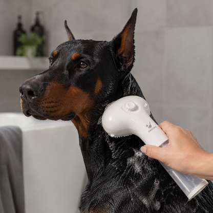 Swoopie SoapFlow™ Roze – Zelfreinigende Verzorgingsborstel voor Hond & Kat | Borstel met Shampoo Dispenser | Tussen Wasbeurten Door